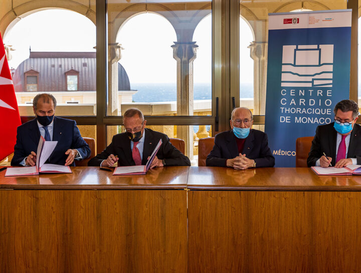 Signature du partenariat entre le Centre Cardio-Thoracique et l'Ordre de Malte. Monsieur Jean Kerwat, Président de l’Association Monégasque de l’Ordre de Malte ; Professeur Vincent Dor et le Dr. Jean-Joseph Pastor pour l’Association d’Etudes et de Recherche du CCM ; Monsieur Guy Nervo, Président délégué du CCM