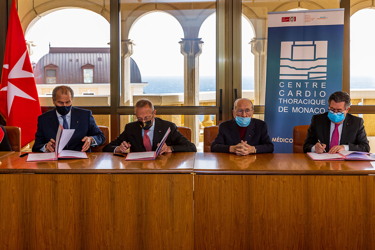 Signature du partenariat entre le Centre Cardio-Thoracique et l'Ordre de Malte. Monsieur Jean Kerwat, Président de l’Association Monégasque de l’Ordre de Malte ; Professeur Vincent Dor et le Dr. Jean-Joseph Pastor pour l’Association d’Etudes et de Recherche du CCM ; Monsieur Guy Nervo, Président délégué du CCM